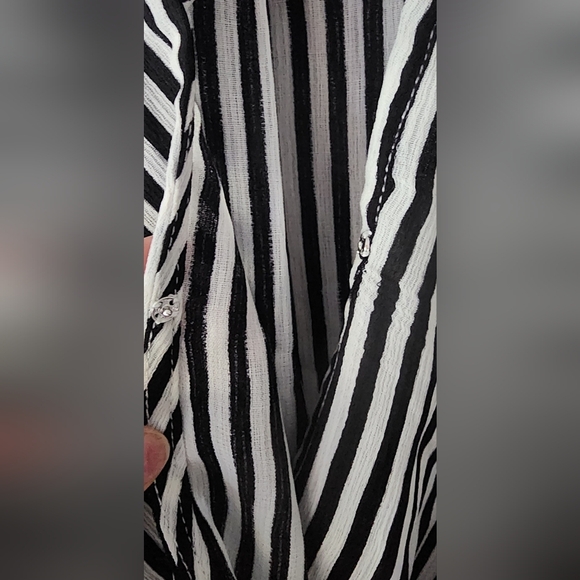 Women’s Long Sleeve Black and White Stripe Macy’s Top! Size s/p - Picture 4 of 4